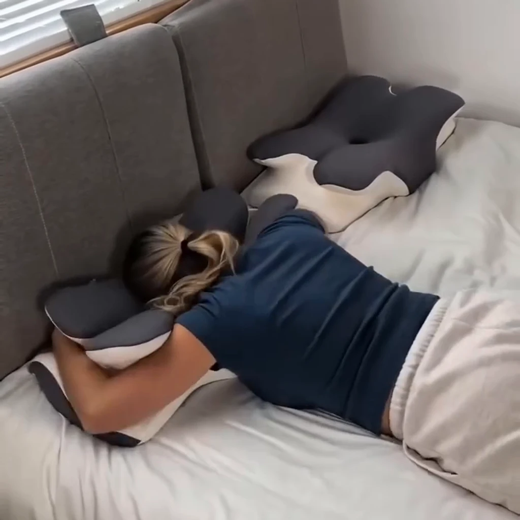 Človek spí na bruchu na vankúši